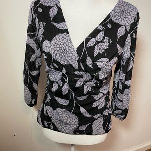Black/lavender flower blouse. Side rouching large Worthington V Neck 3…